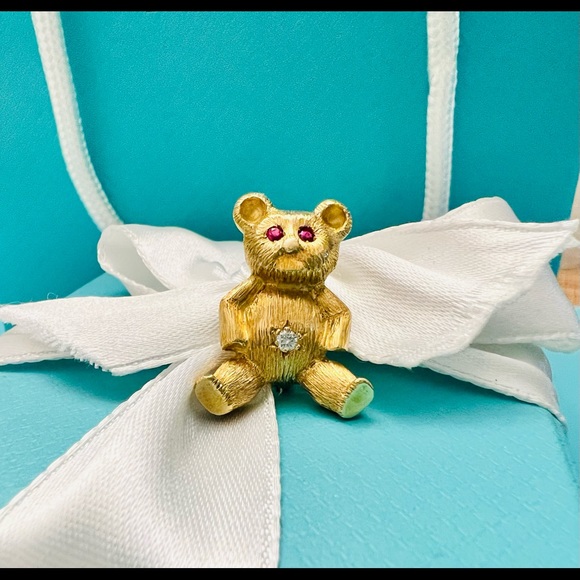 ❌❌SOLD ❌❌♥️ 18K Yellow Gold Diamond Ruby Teddy Bear Brooch Pin ♥️
Diamond Ruby - Picture 9 of 9